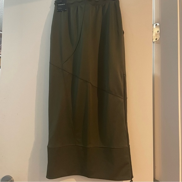 BNWT Nike limited addition midi skirt with side slit zipper - Picture 4 of 7